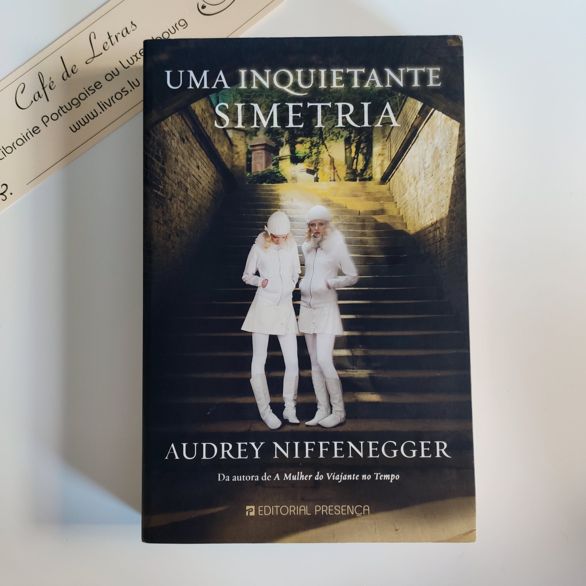 Uma Inquietante Simetria